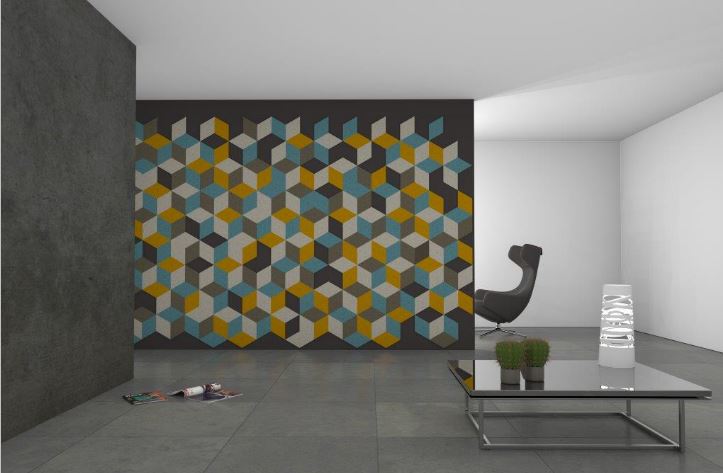 Farbgestaltung einer Wand mit Filz. Bunte Filzteile im Kontrast zu einer dunklen Wandfarbe